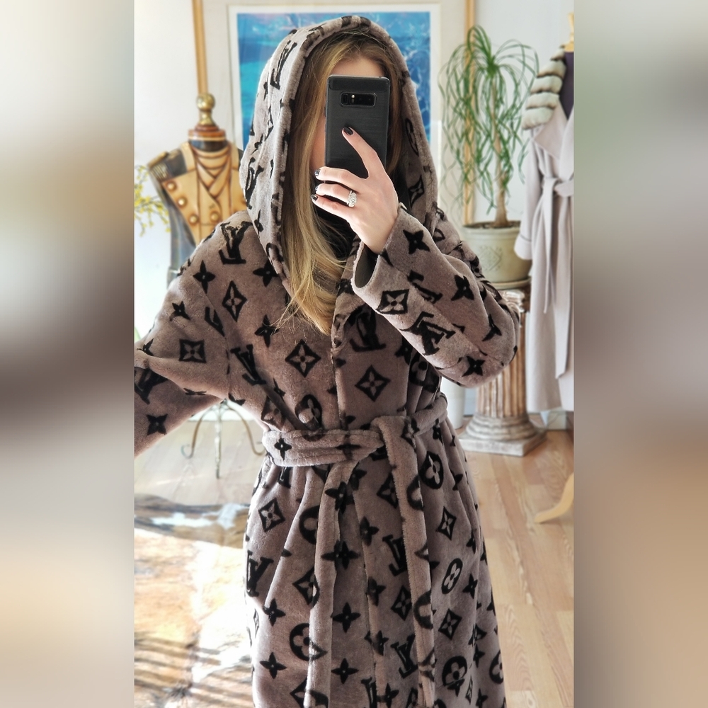 $2695 Reversible Hooded Real Shearling Coat with LV Logo Print - Picture 7 of 10